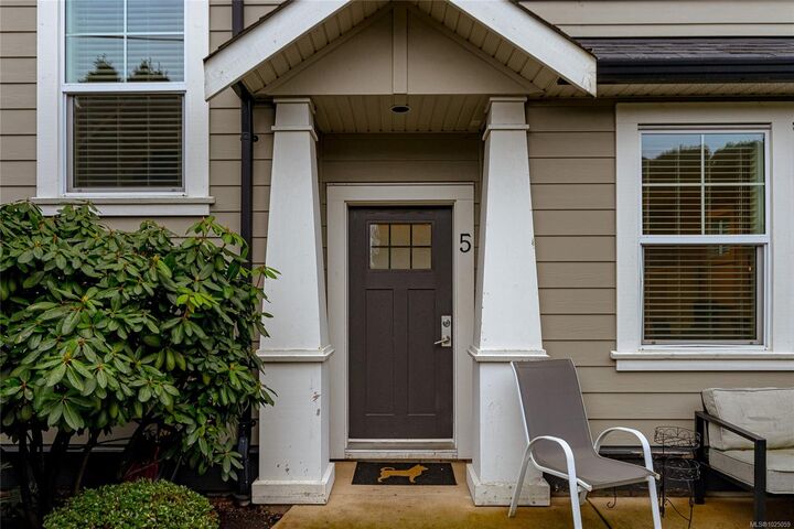 Property Photo: 3903 Douglas St #5 BC V8X 5L3