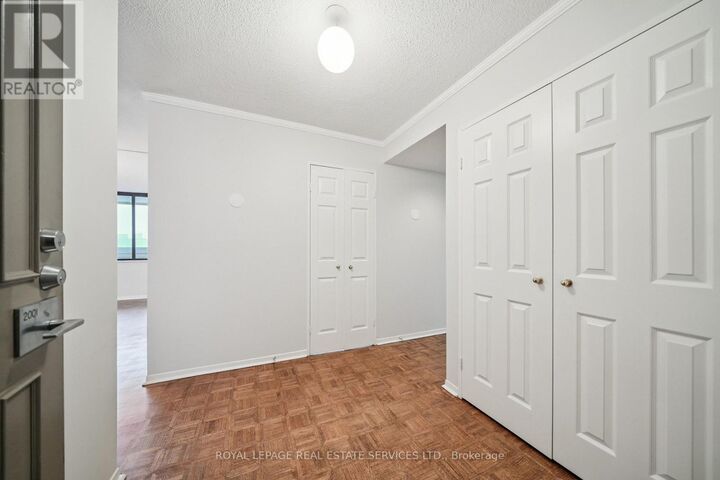 Property Photo:  75 Wynford Heights Crescent 2001  ON M3C 3H9 