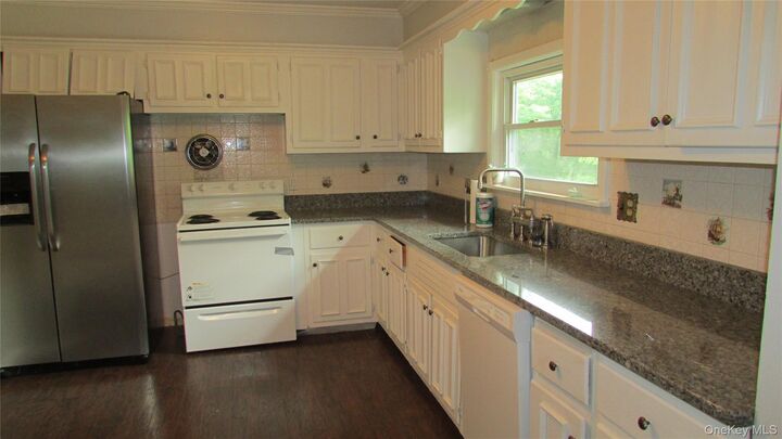 Property Photo:  19 Fenmore Fl 1  NY 12590 