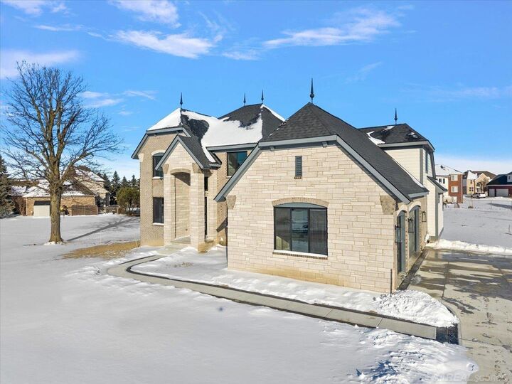 Property Photo:  42528 Saddle Lane  MI 48314 