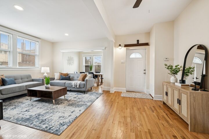 Property Photo:  2542 N Long Avenue  IL 60639 