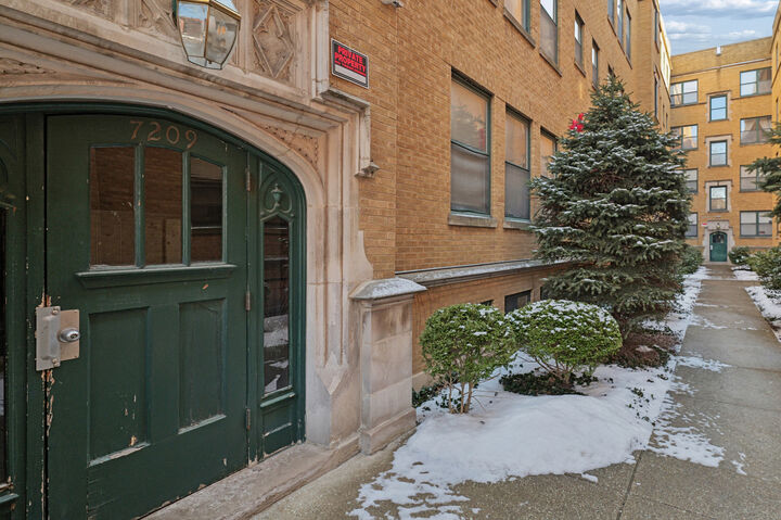 Property Photo:  7209 S Yates Boulevard 2B  IL 60649 