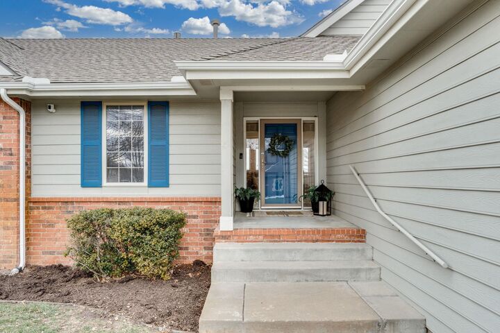 Property Photo:  1020 W Cottonwood Dr  KS 67147 