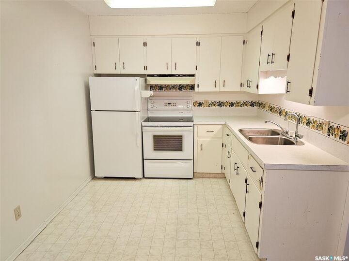 Property Photo: 320 13th Avenue NE 8 SK S9H 2V9