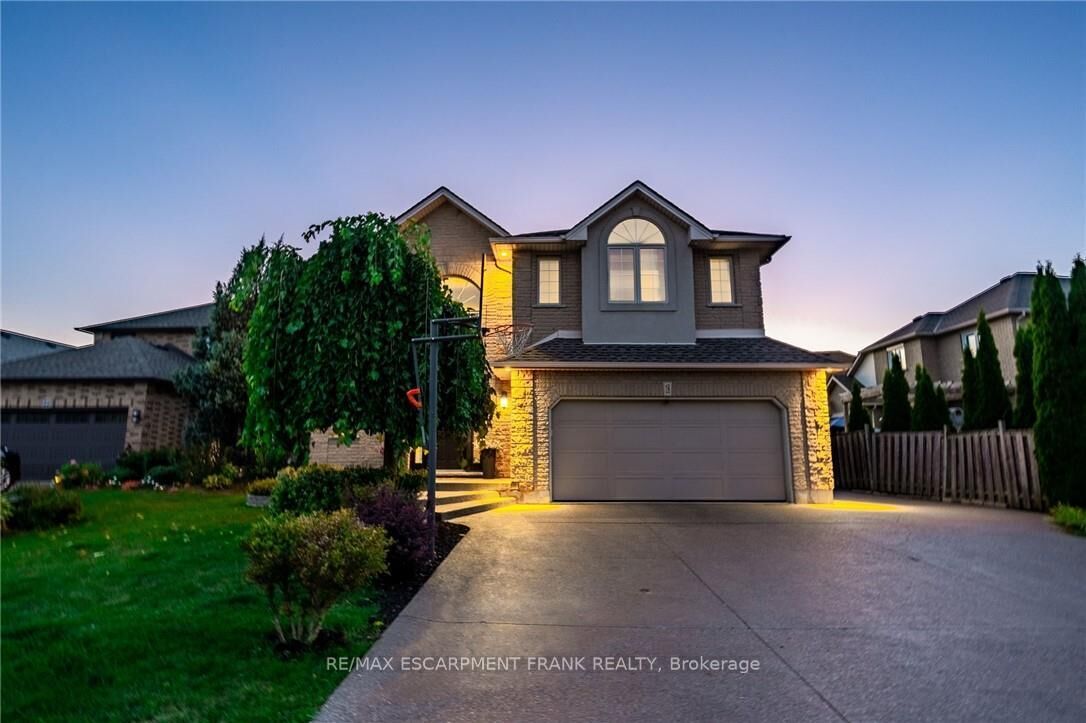 Property Photo: 18 Konstantine Court ON L9B 2T3