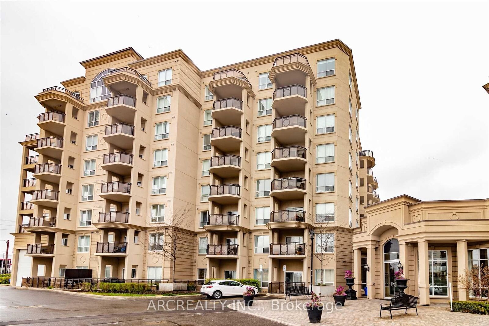Property Photo: 8 Maison Parc Court 313 ON L4J 9K5