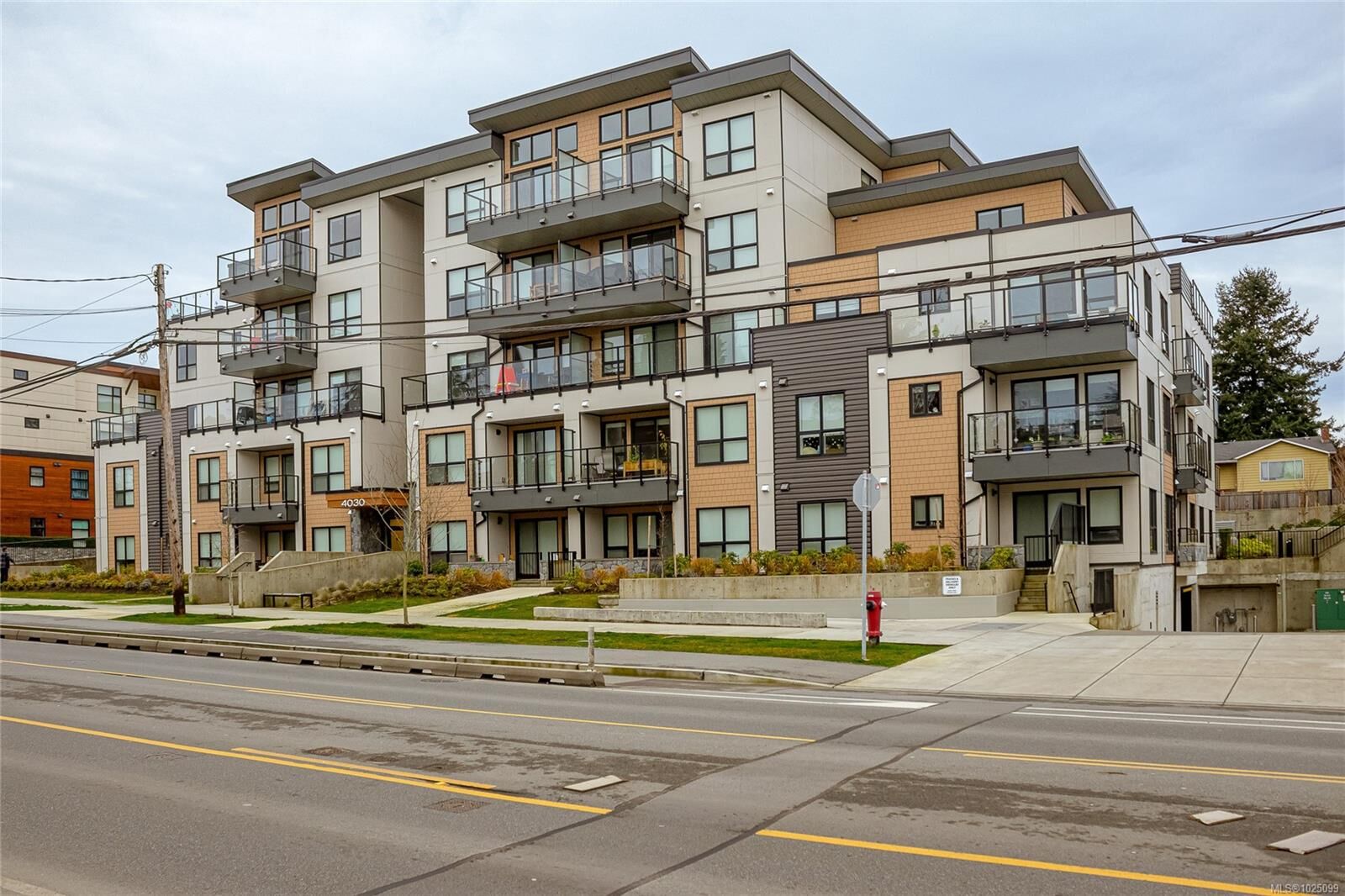 Property Photo: 4030 Shelbourne St 203 BC V8N 3E4