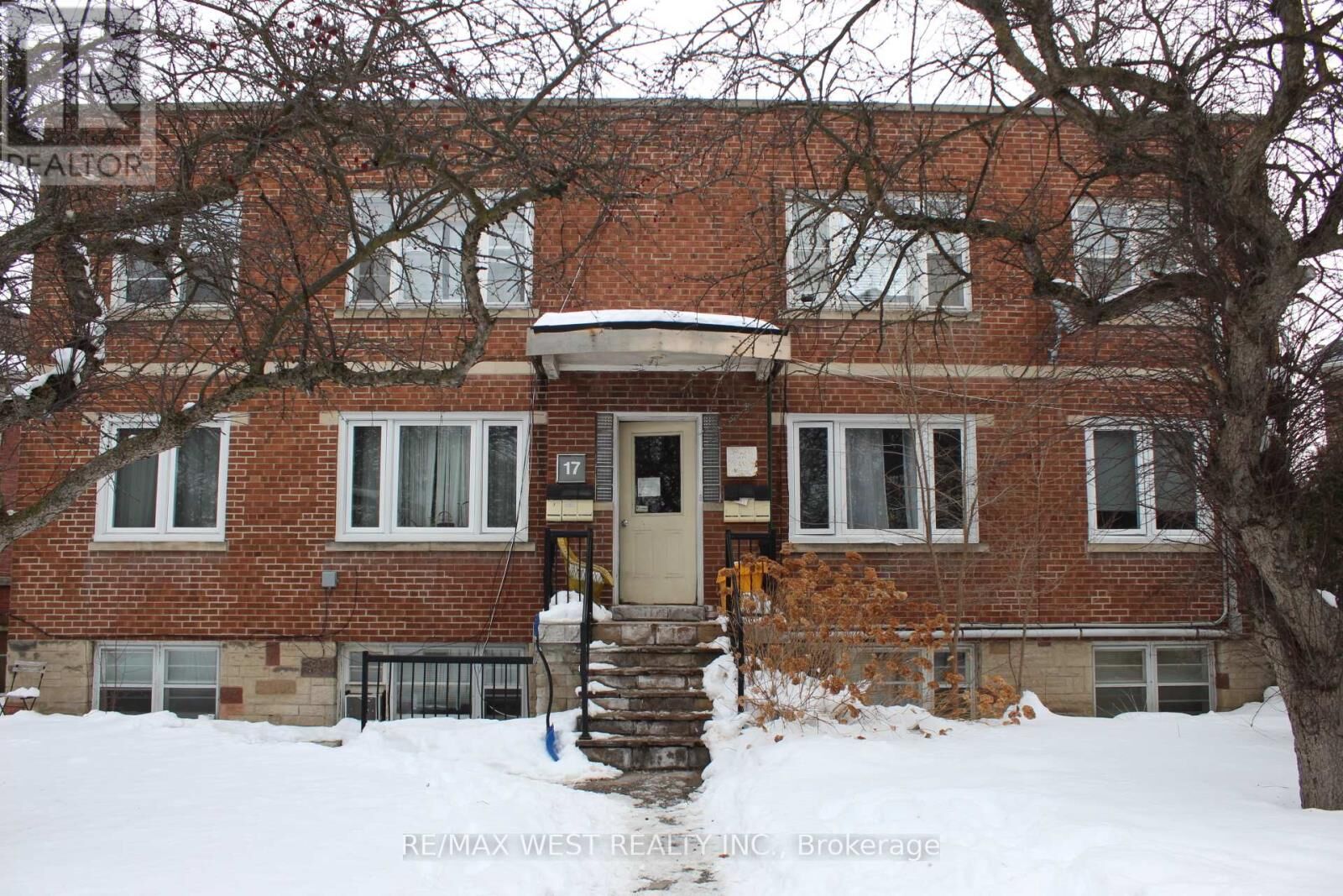 Photo de la propriété:  17 South Kingsway Road 6  ON M6S 3T2 