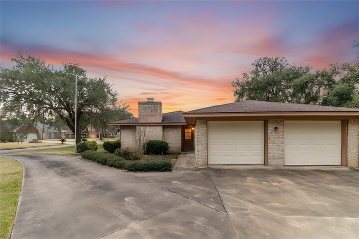 Property Photo:  102 Paradise Valley Drive  TX 77486 