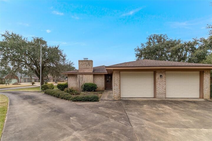 Property Photo: 102 Paradise Valley Drive TX 77486