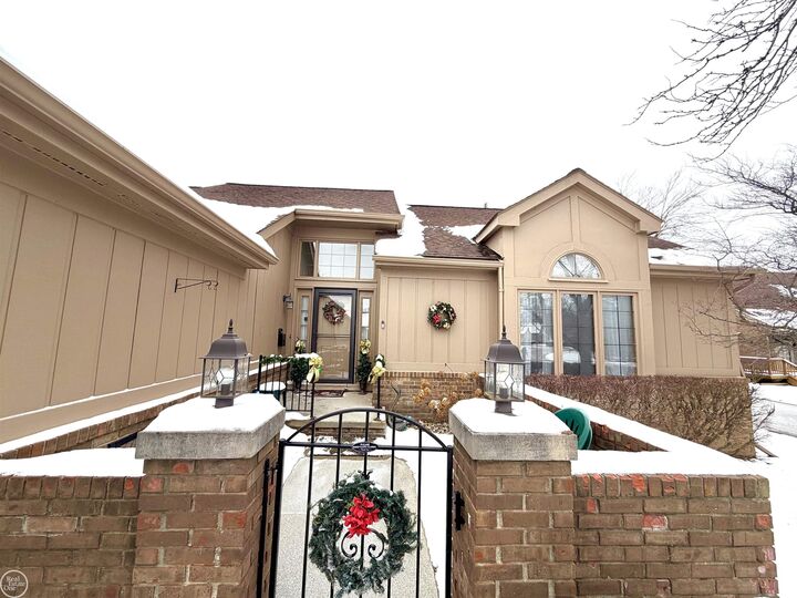 Property Photo: 37884 N Laurel Park Drive Unit 43, Building 21 MI 48152
