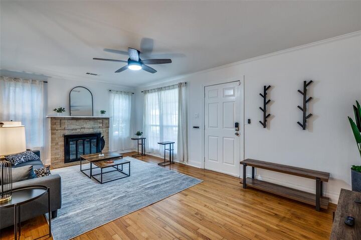 Property Photo: 1025 Cleckler Avenue TX 76111