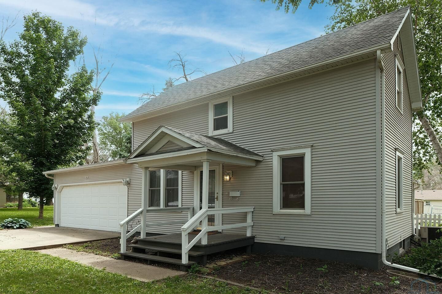 Property Photo: 37 9th Street SW IA 51250