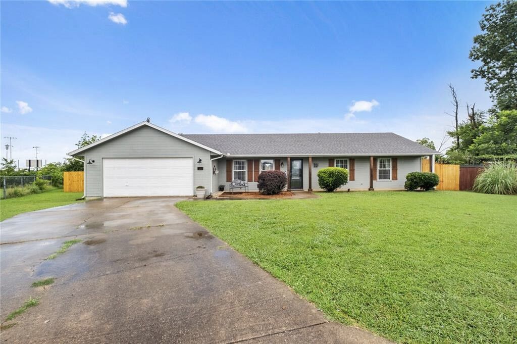 Property Photo:  821 N 12th Terrace  AR 72756 