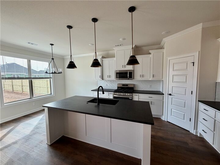 Property Photo:  1817 Ferguson Street  AR 72751 