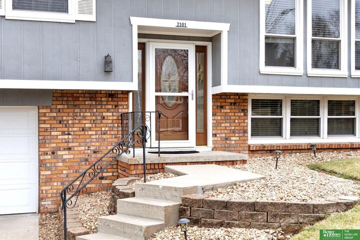 Property Photo:  2101 King Drive  NE 68046 
