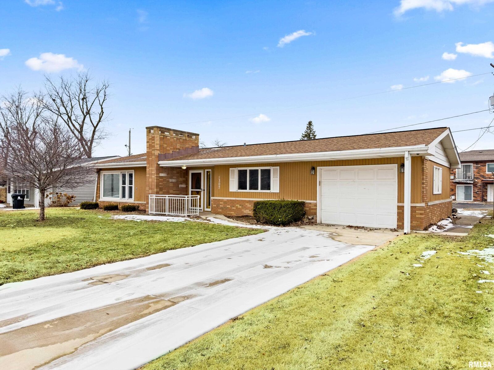 Property Photo:  1307 Bobolink Drive  IL 61571 