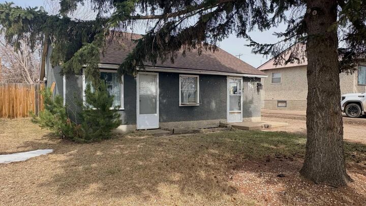 Property Photo: 622 5 Avenue AB T9W 1B1