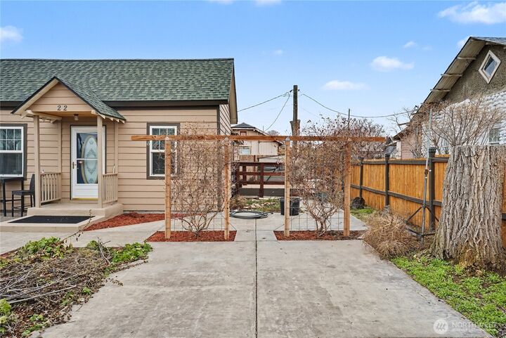 Property Photo:  22 S Elder Street  WA 98851 