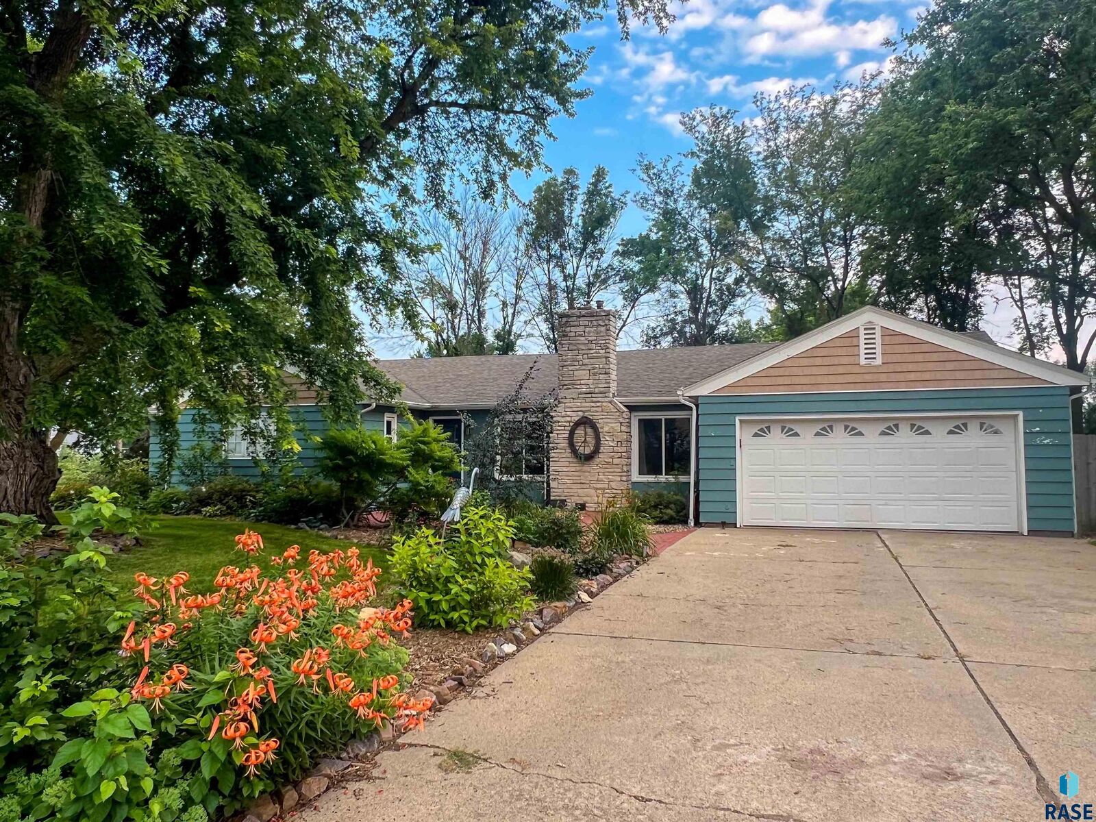 Property Photo:  341 W Ash St  SD 57012 