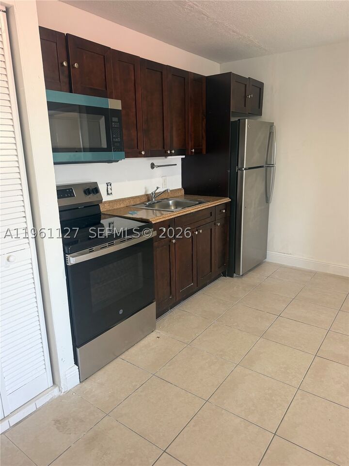 Property Photo: 1283 W 42nd St 2 FL 33012
