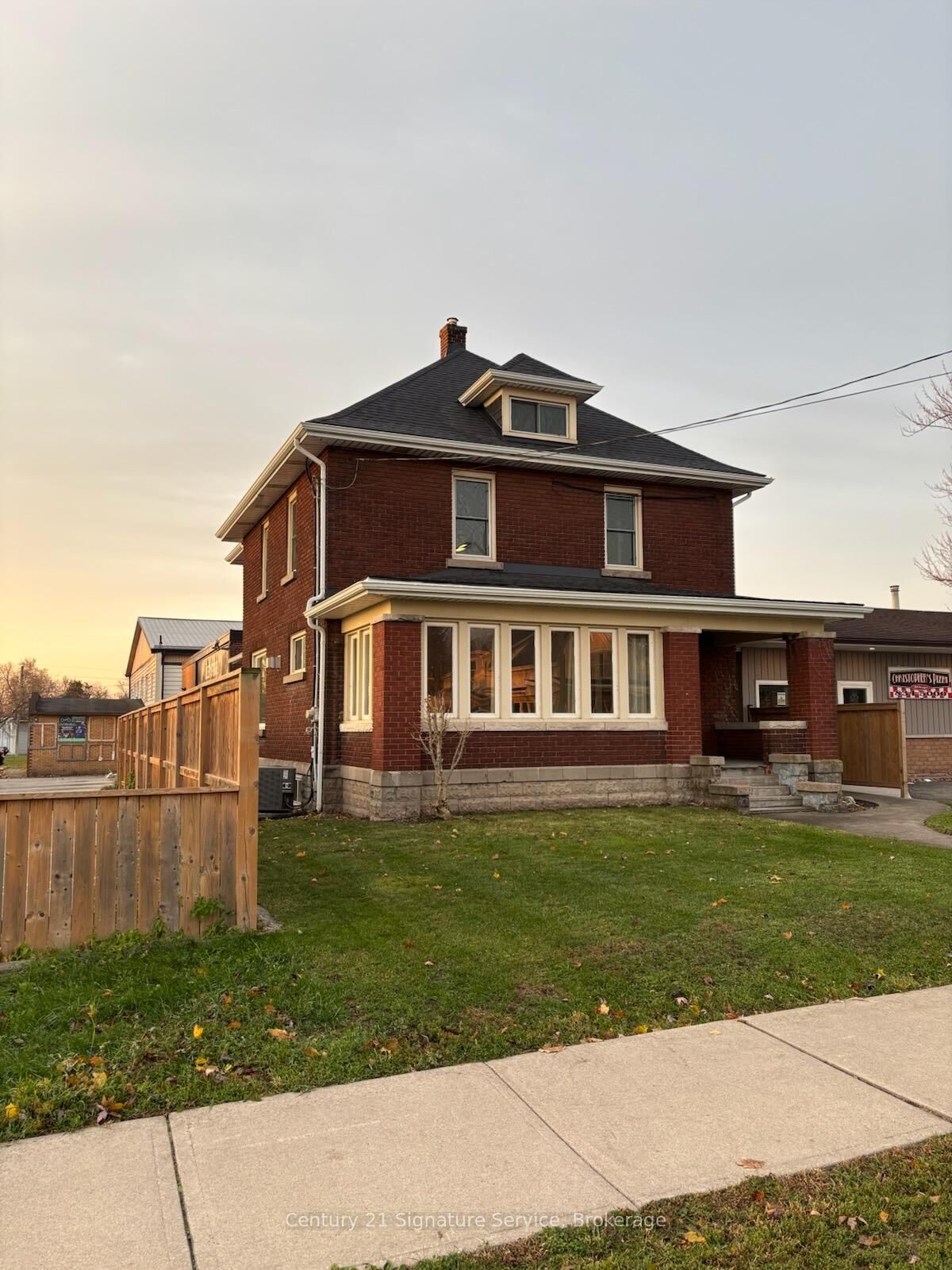 Property Photo:  92 Killaly St West Street W  ON L3K 3L6 