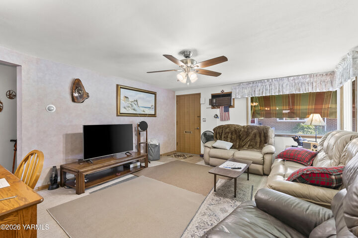 Property Photo:  333 N 42nd Ave  WA 98908 