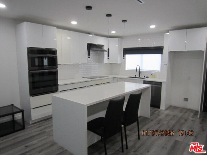 Property Photo:  14013 Bessemer St  CA 91401 