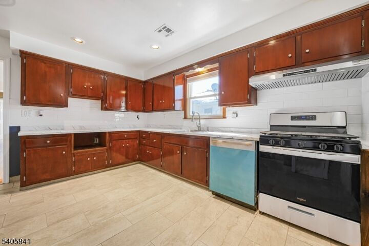 Property Photo:  686 Gates Ter  NJ 07083 