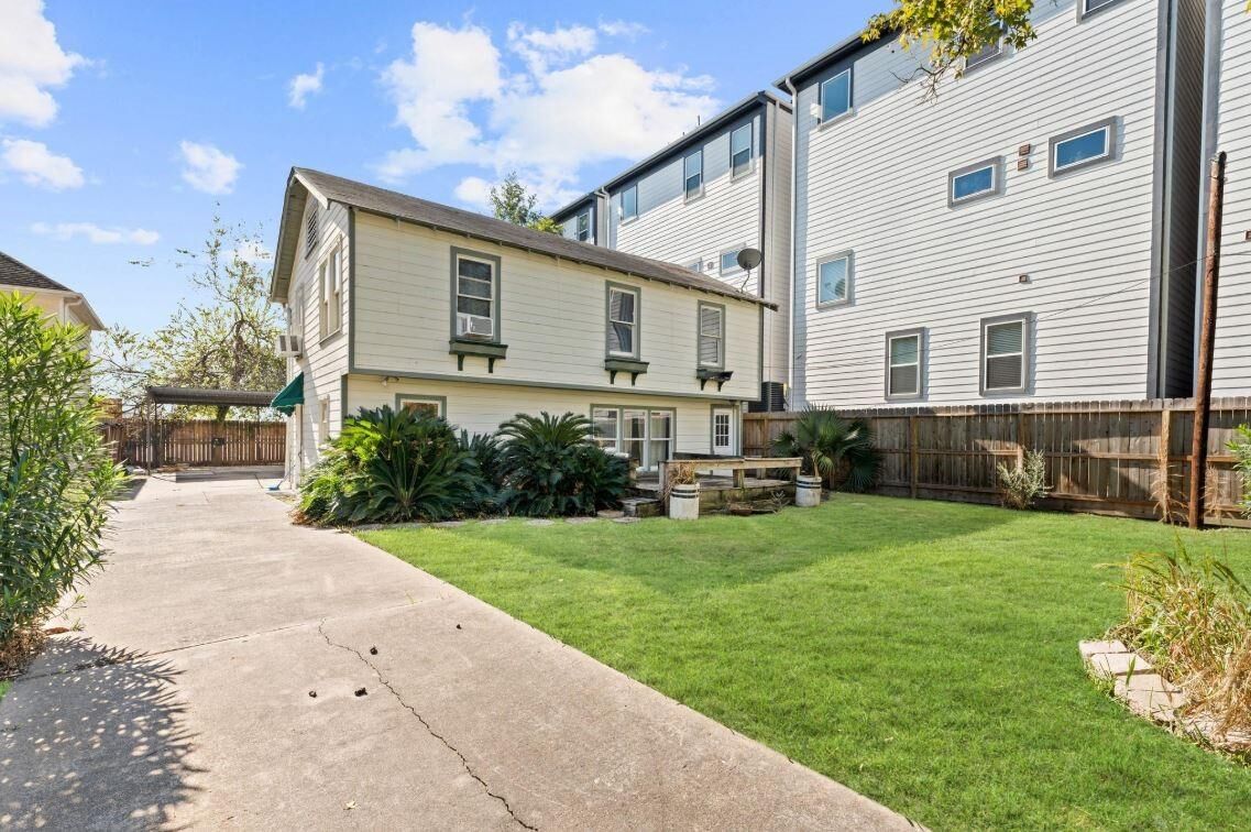 Property Photo: 1334 W 21st Street TX 77008