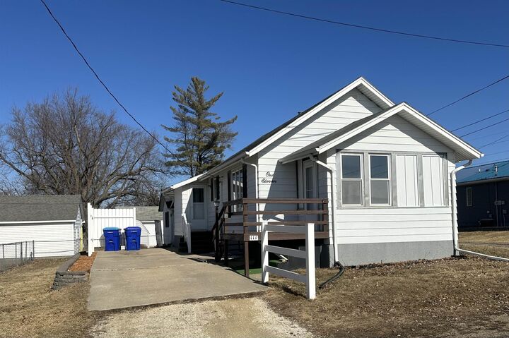 Property Photo:  111 8th St SE  IA 50662 
