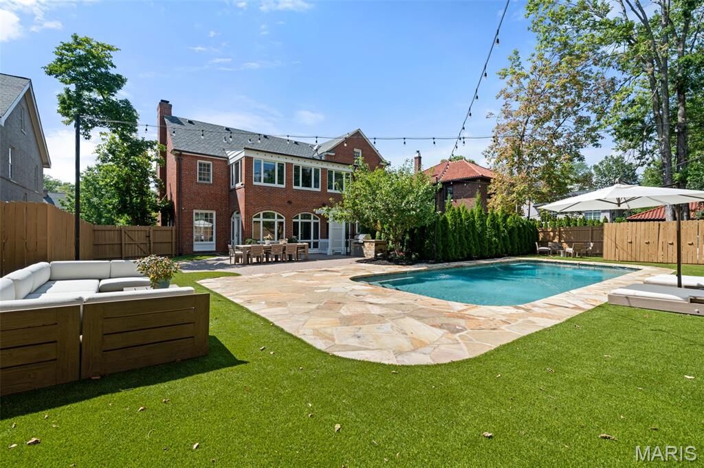 Property Photo:  20 Ridgemoor Drive  MO 63105 