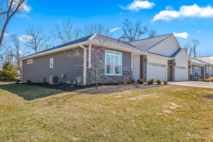 Property Photo:  25 Hillsdale Commons Drive  MI 49242 