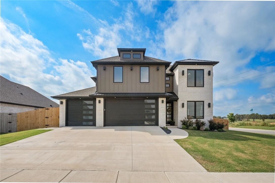 Property Photo:  1911 Gaines Street  AR 72751 