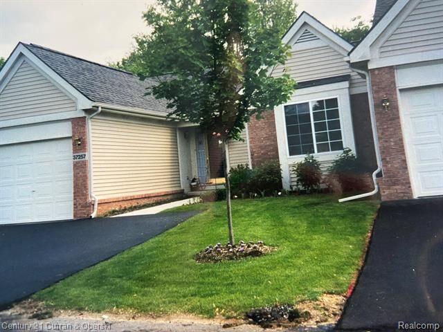 Property Photo:  37257 Amhurst Drive 28  MI 48185 
