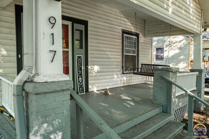 Property Photo:  917 SW Warren Ave  KS 66606 