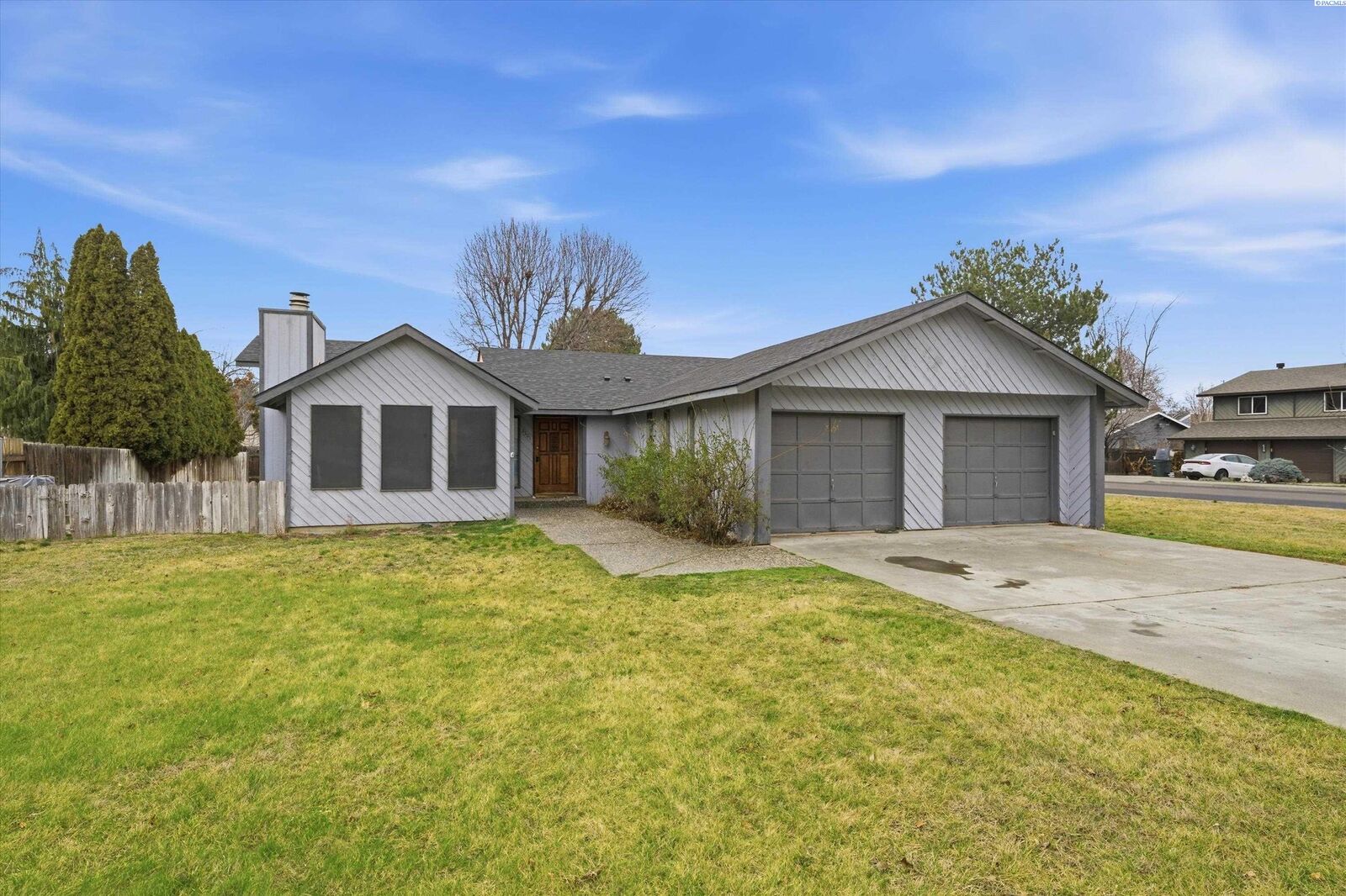 Property Photo: 2301 Michael Ave WA 99352