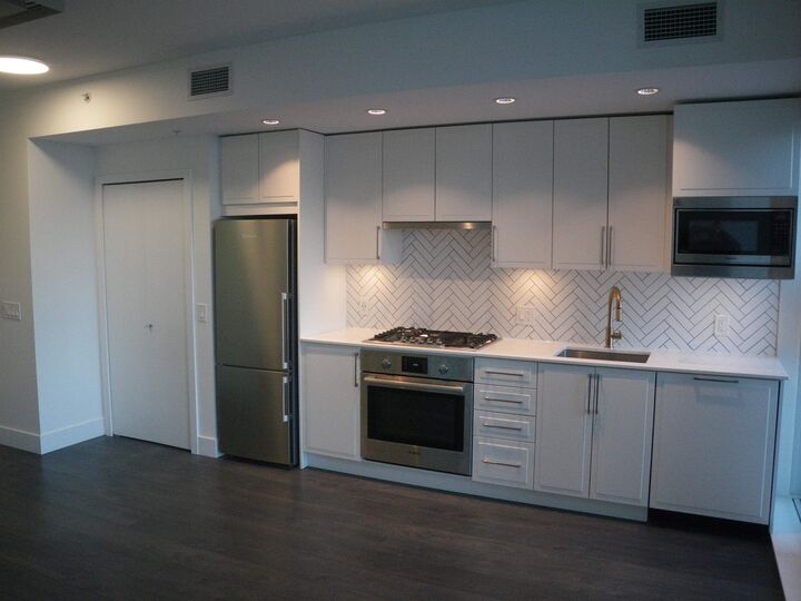 2435 Kingsway 316 — photo 1