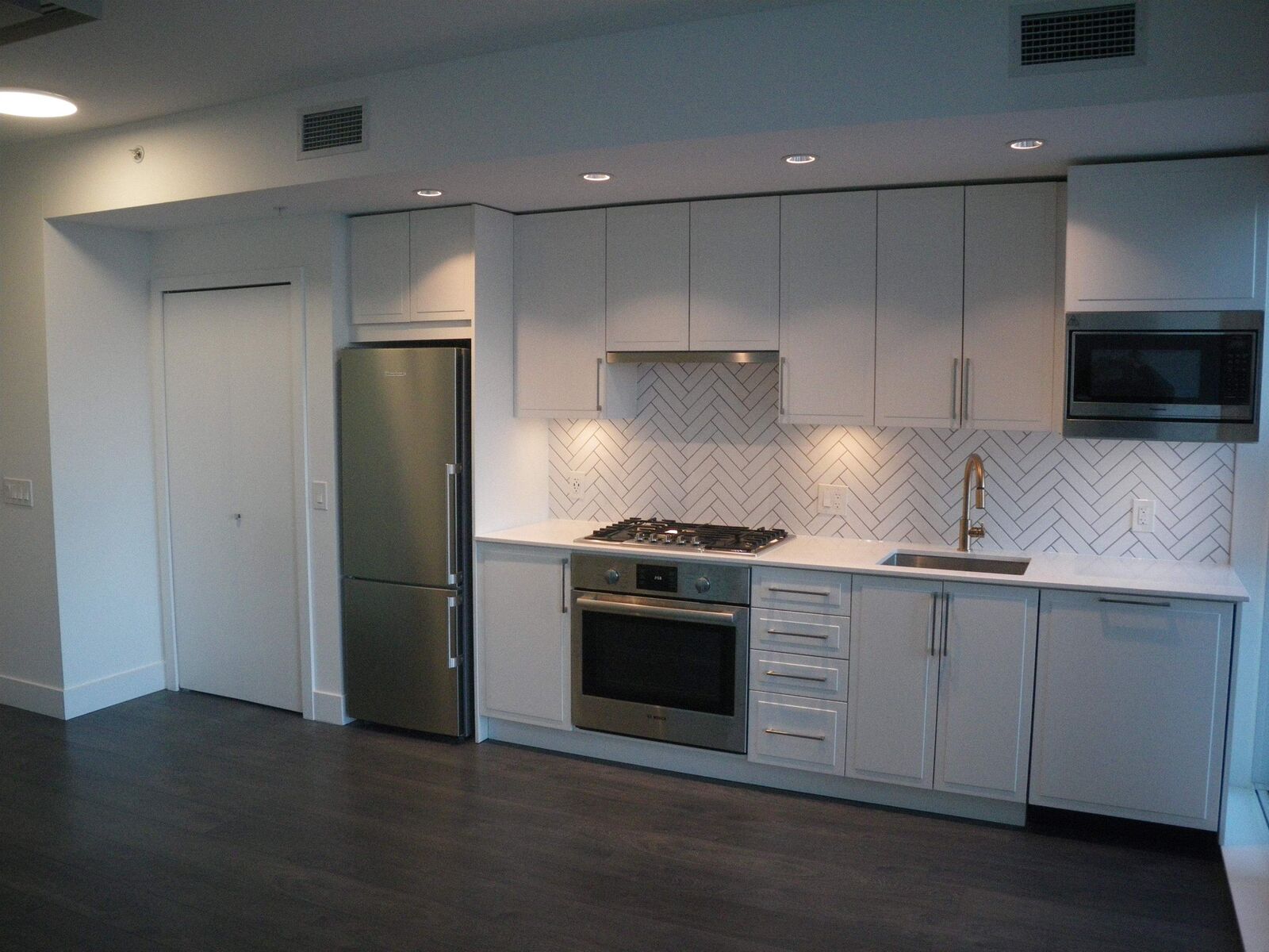 Property Photo: 2435 Kingsway 316 BC V5R 5G8