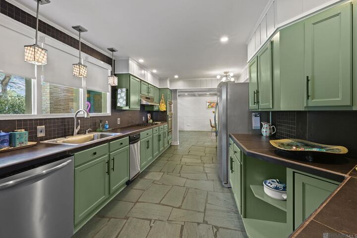 Property Photo:  350 W Ardenwood  LA 70806 