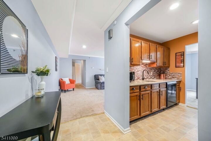 Property Photo:  4 Vernon Ct 4-2  NJ 07463 