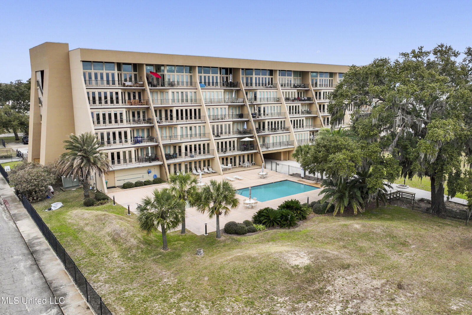 Property Photo:  520 Beach Boulevard  MS 39530 