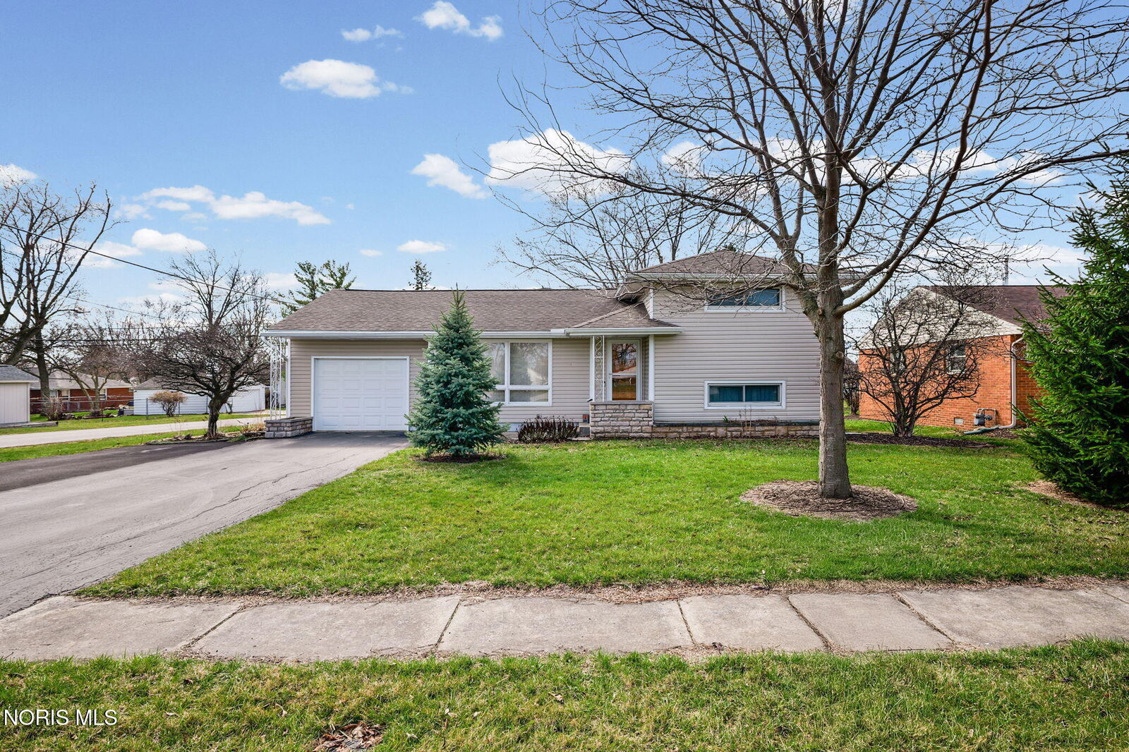 Property Photo:  701 W Melrose Avenue  OH 45840 