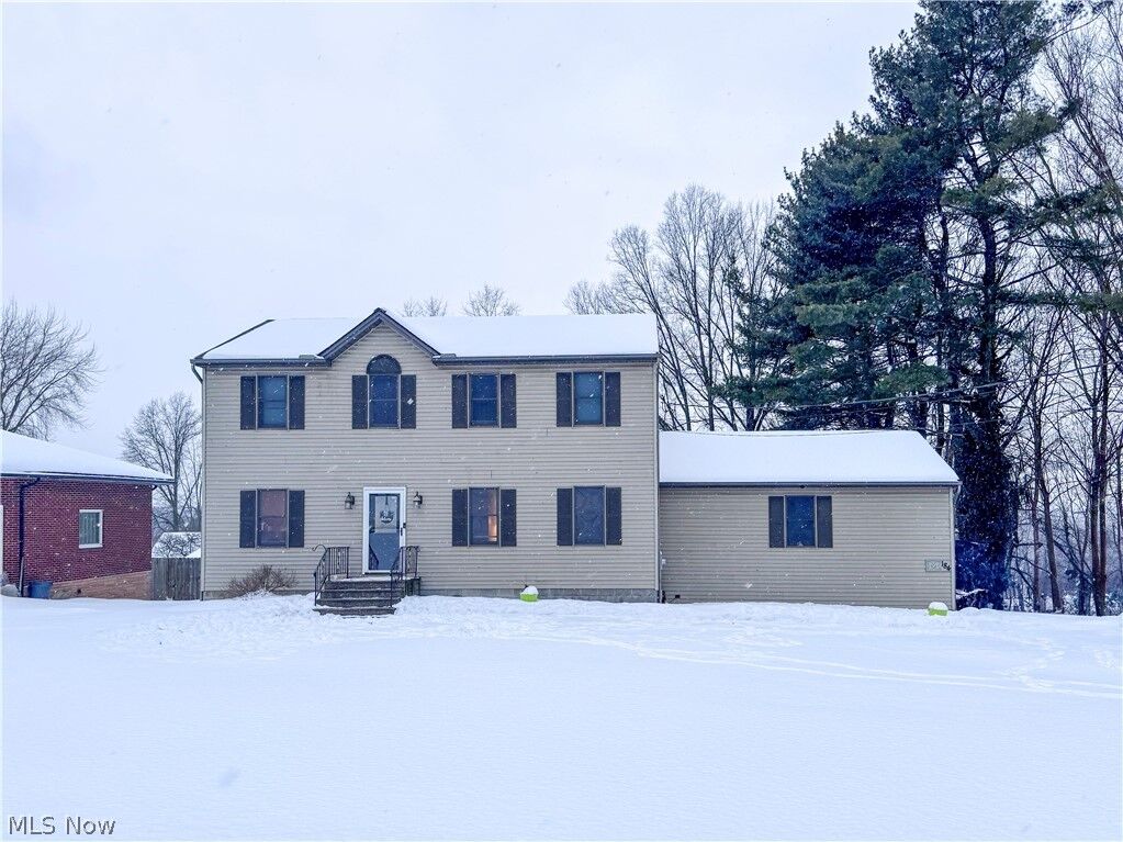 Property Photo: 184 Darlington Road SE OH 44484