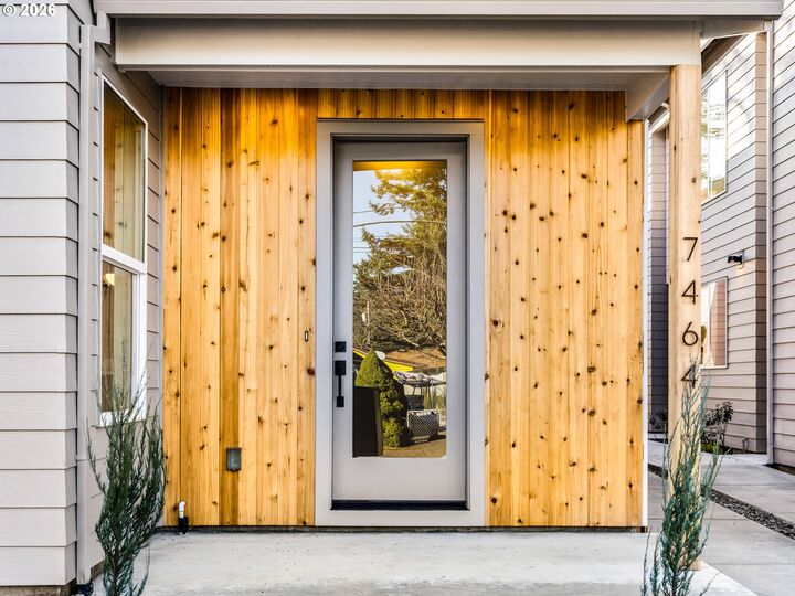 Property Photo:  7466 SE Tolman St  OR 97206 