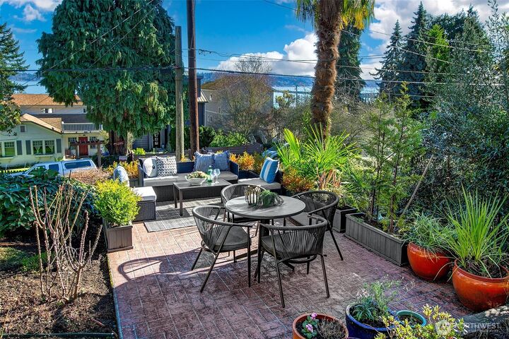 Property Photo:  707  Lake Washington Boulevard S  WA 98144 