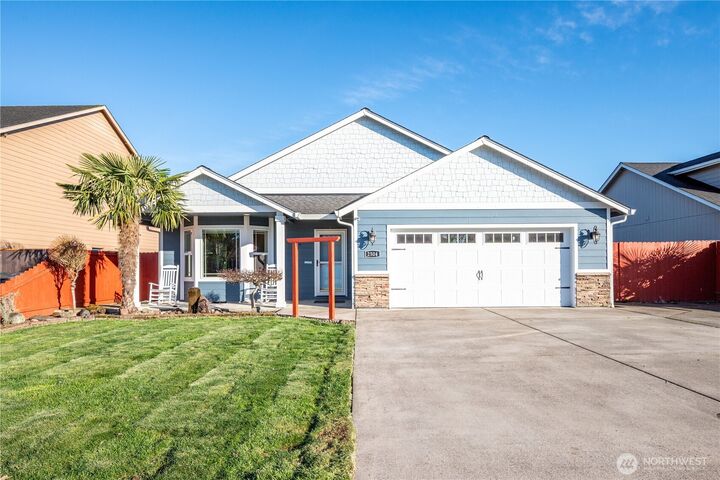 Property Photo: 2504 Redwood Avenue WA 98632