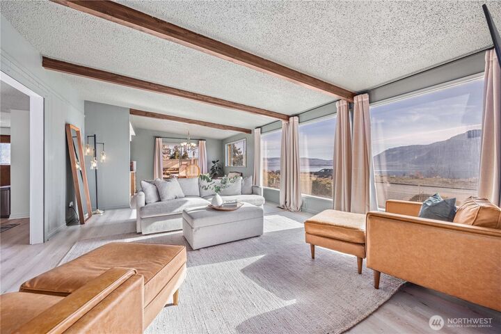 Property Photo:  608  Plaza Way  WA 98812 