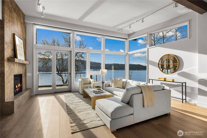 Property Photo:  4323 E Lake Sammamish Parkway SE 4323  WA 98029 