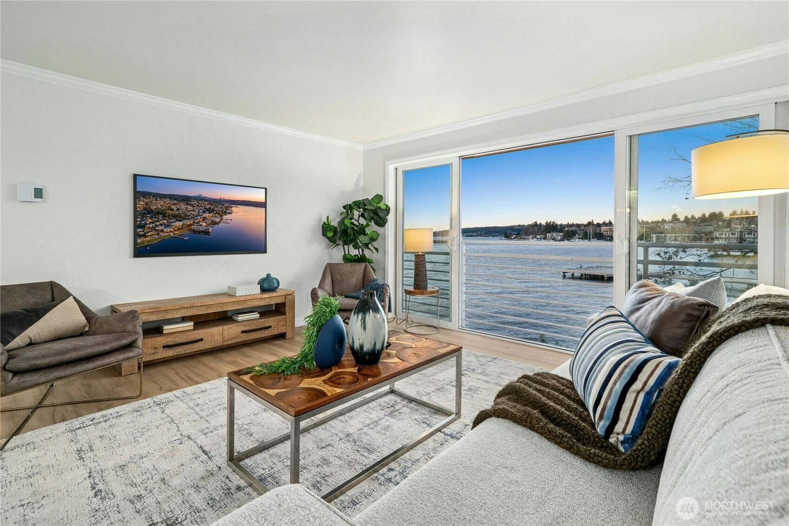 Property Photo:  733  Lake Street S 202  WA 98033 